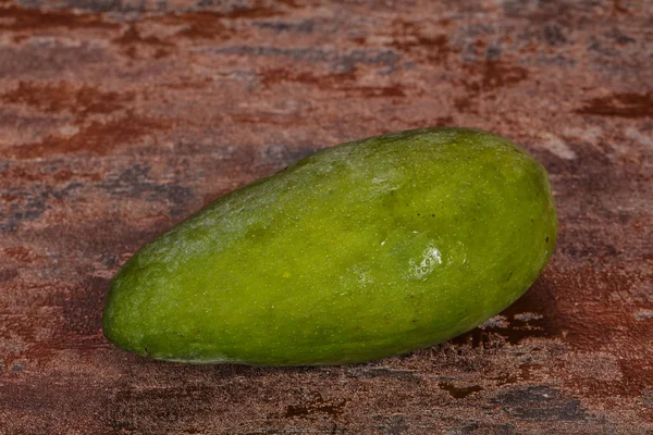 Grön välsmakande mango över trä bakgrund — Stockfoto