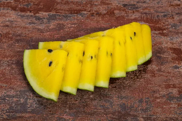 Skivad söt välsmakande gul vattenmelon — Stockfoto