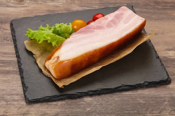 Geräucherte Schweinebrust mit Salatblättern — Stockfoto