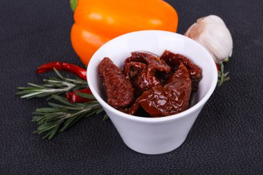 Zeytinyağlı kase kuru domates