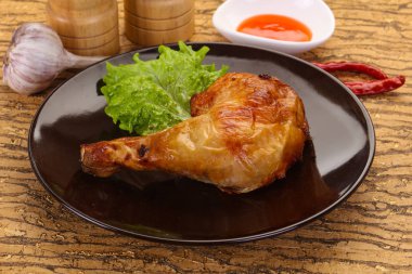 Kızarmış tavuk budu.