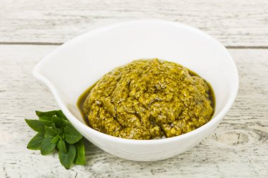 Fesleğen sosu Pesto