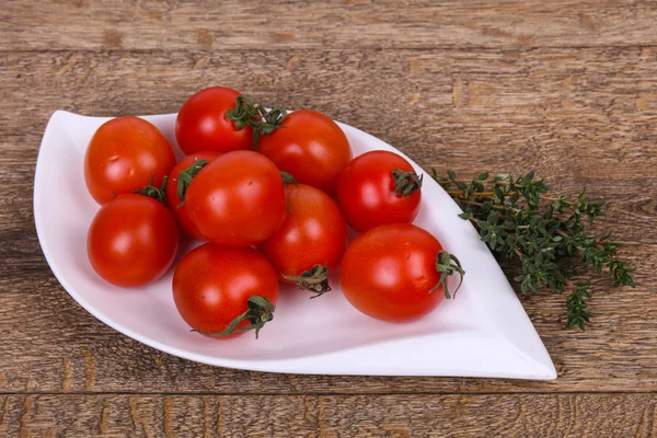 Tomate cereja na tigela — Fotografia de Stock