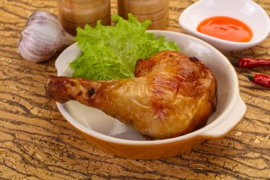 Kızarmış tavuk budu.