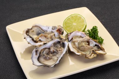 İstiridye kireç ve maydanoz ile