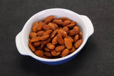 Badem fındık yığını