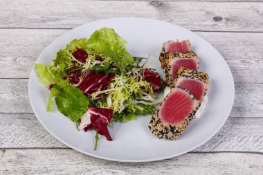 Taze ton balığı salatası