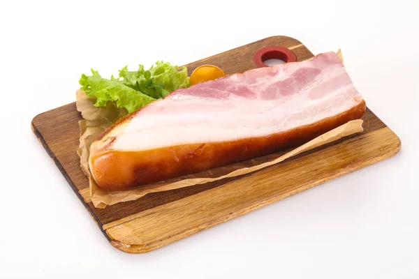 Geräucherte Schweinebrust mit Salatblättern — Stockfoto