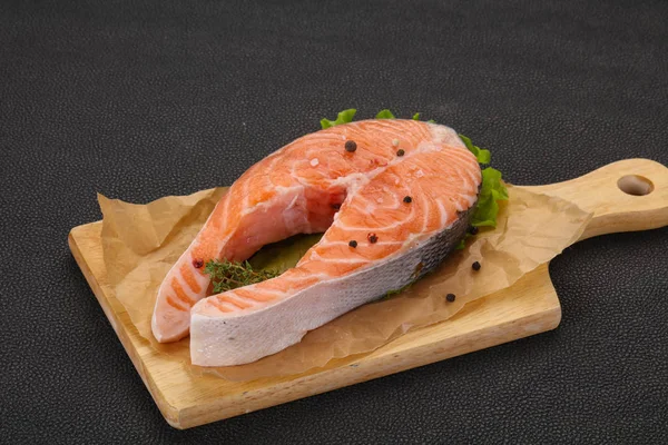 Bistecca di salmone crudo - pronta per la griglia — Foto Stock