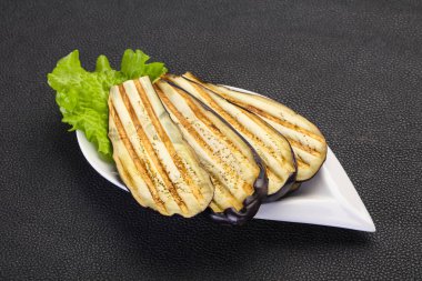 Kabın içinde ızgara patlıcan