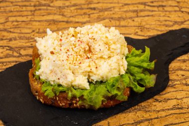 Bruschetta peynir ile