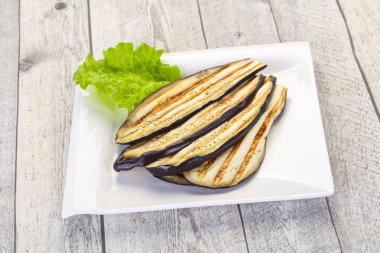 Kabın içinde ızgara patlıcan