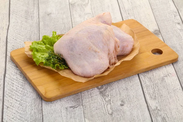 Surowego kurczaka hip — Zdjęcie stockowe