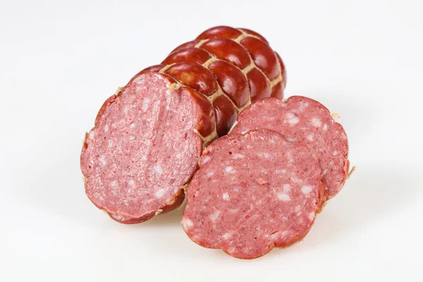 Savoureux saucisses de viande sur fond blanc — Photo