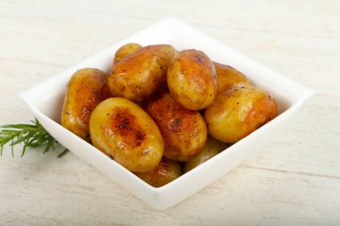 Genç fırında patates