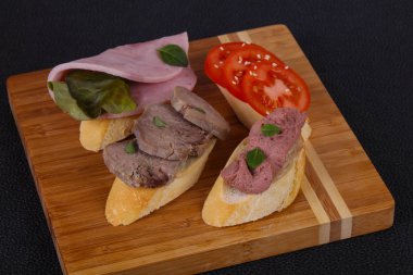 Bruschetta domates, jambon ve dil ile