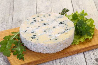 Yuvarlak mavi peynir