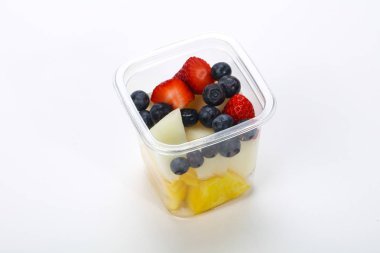 Kutuda dilimlenmiş meyve karışımı