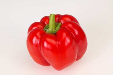 Olgun kırmızı dolma biber beyaza izole edilmiş.