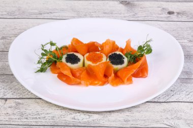 Havyar ile Somon dilimlenmiş