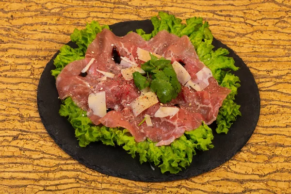 Beef carpaccio with parmesan cheese — Stock Photo, Image