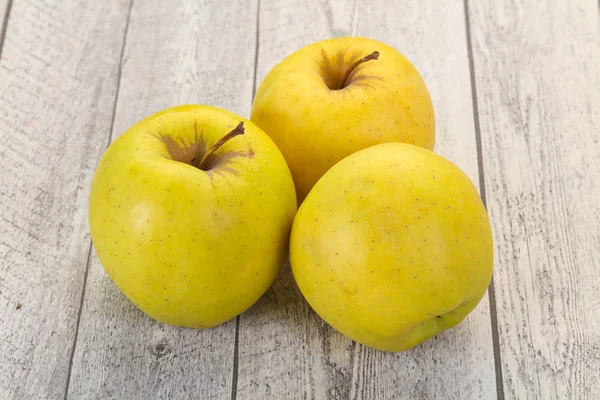 Manzanas amarillas maduras — Foto de Stock