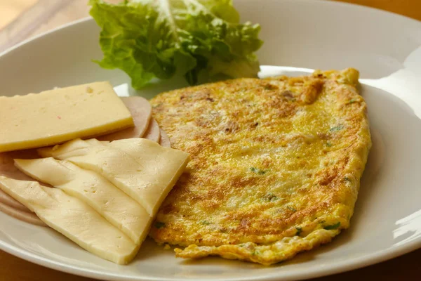 Omelett mit Käse und Salat — Stockfoto