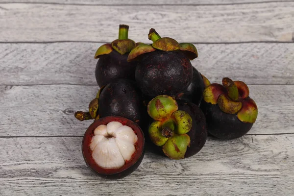 Söt delikat exotisk frukt-mangostan — Stockfoto