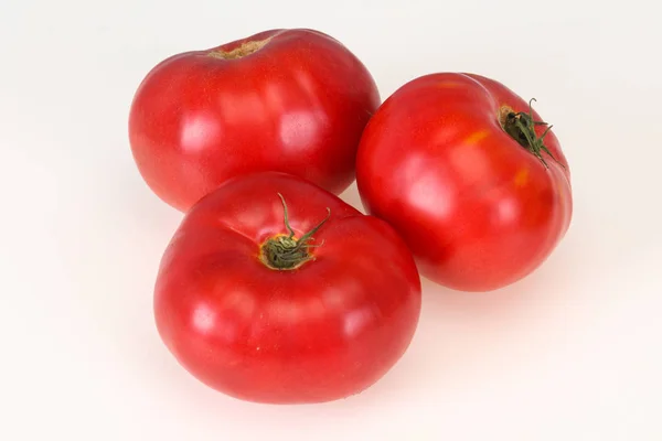 Κόκκινο ώριμη ντομάτα που απομονώνονται σε λευκό — Φωτογραφία Αρχείου