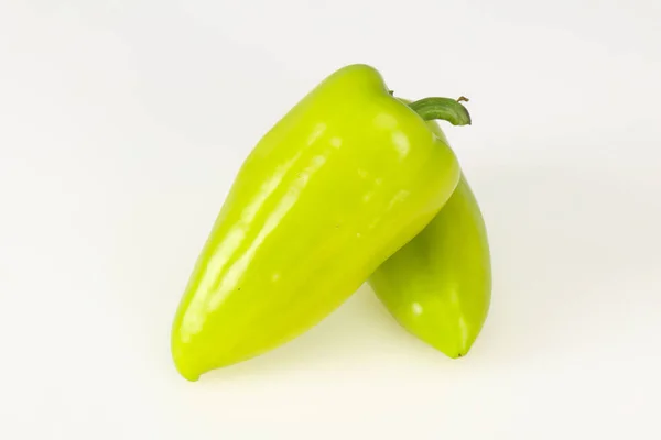 Pimentão verde doce isolado em branco — Fotografia de Stock