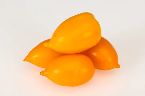 Dojrzałe pomidory żółte na białym tle — Zdjęcie stockowe