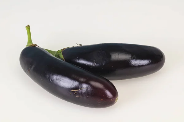 Rijp aubergine geïsoleerd op wit — Stockfoto