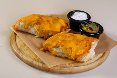 Soslu tavuklu böreği