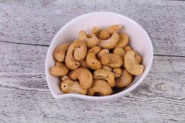 Kaju fıstığı yığın kabın içinde