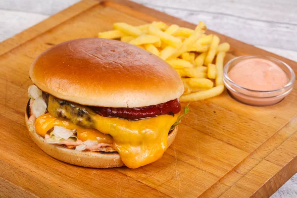 Burger ile sığır eti, peynir ve buzdağı salatası