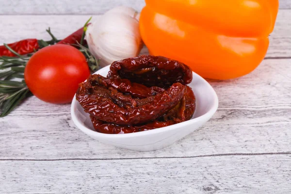 Сушеные помидоры в миске с оливковым маслом — стоковое фото
