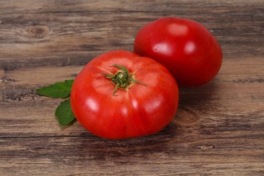 Ahşap arka plan üzerinde olgun domates