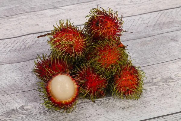 Tropikal tatlı egzotik meyve Rambutan 