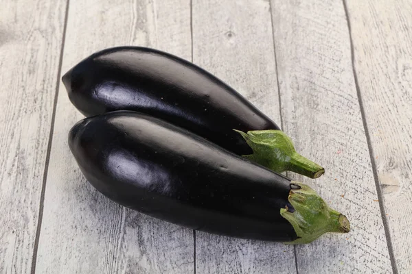 Aubergine crue prête pour la cuisson — Photo