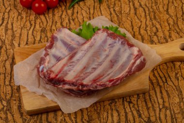 Çiğ domuz kaburgası