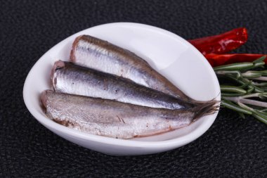 Hamsi aperatif kabın içinde balık