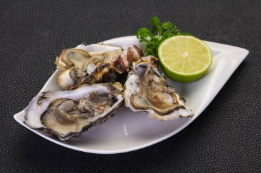 İstiridye kireç ve maydanoz ile