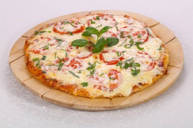 Domates ve peynirli pizza.