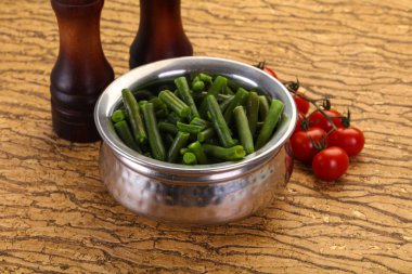 yeşil fasulyeler kasede.
