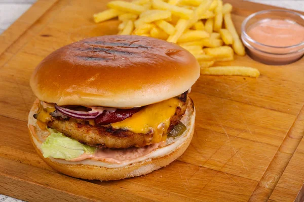 Burger tavuk, peynir ve kırmızı soğan