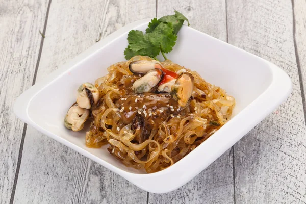 Mie wok dengan remis — Stok Foto