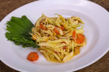 Deniz ürünleri ile yeşil mango salatası