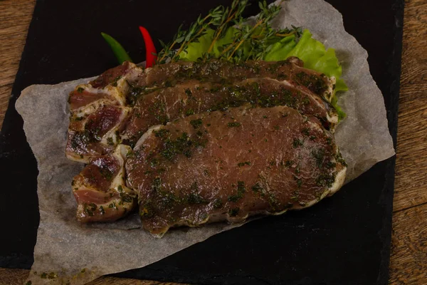 Filete de cerdo marinado crudo —  Fotos de Stock