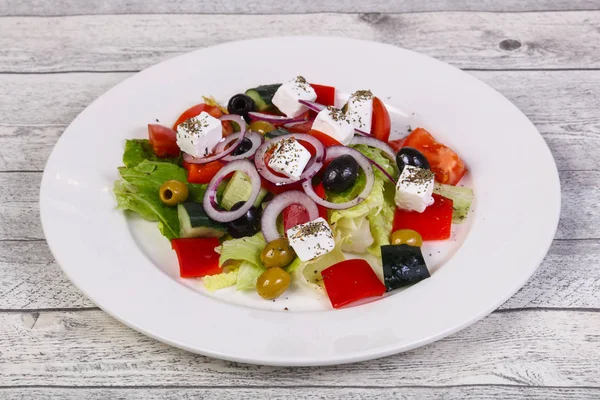 Salada grega tradicional com queijo feta — Fotografia de Stock