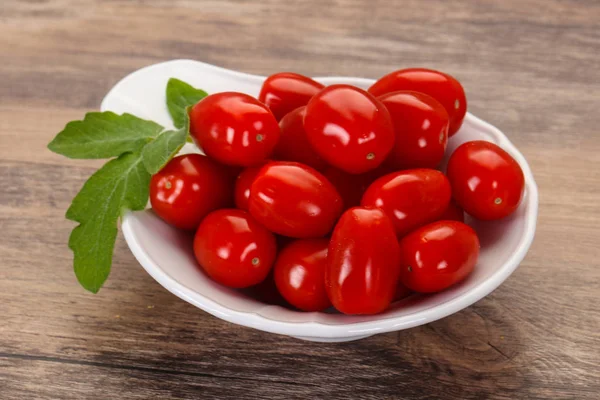 Червоні вишневі помідори в мисці — стокове фото